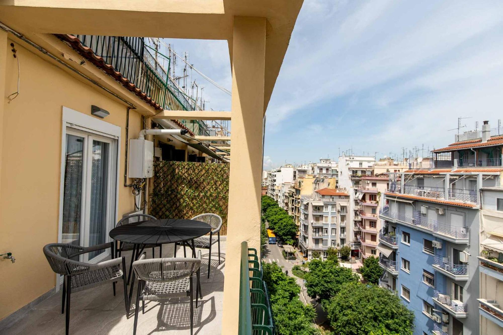 Urban Jungle Apartment เทสซาโลนิกิ ภายนอก รูปภาพ