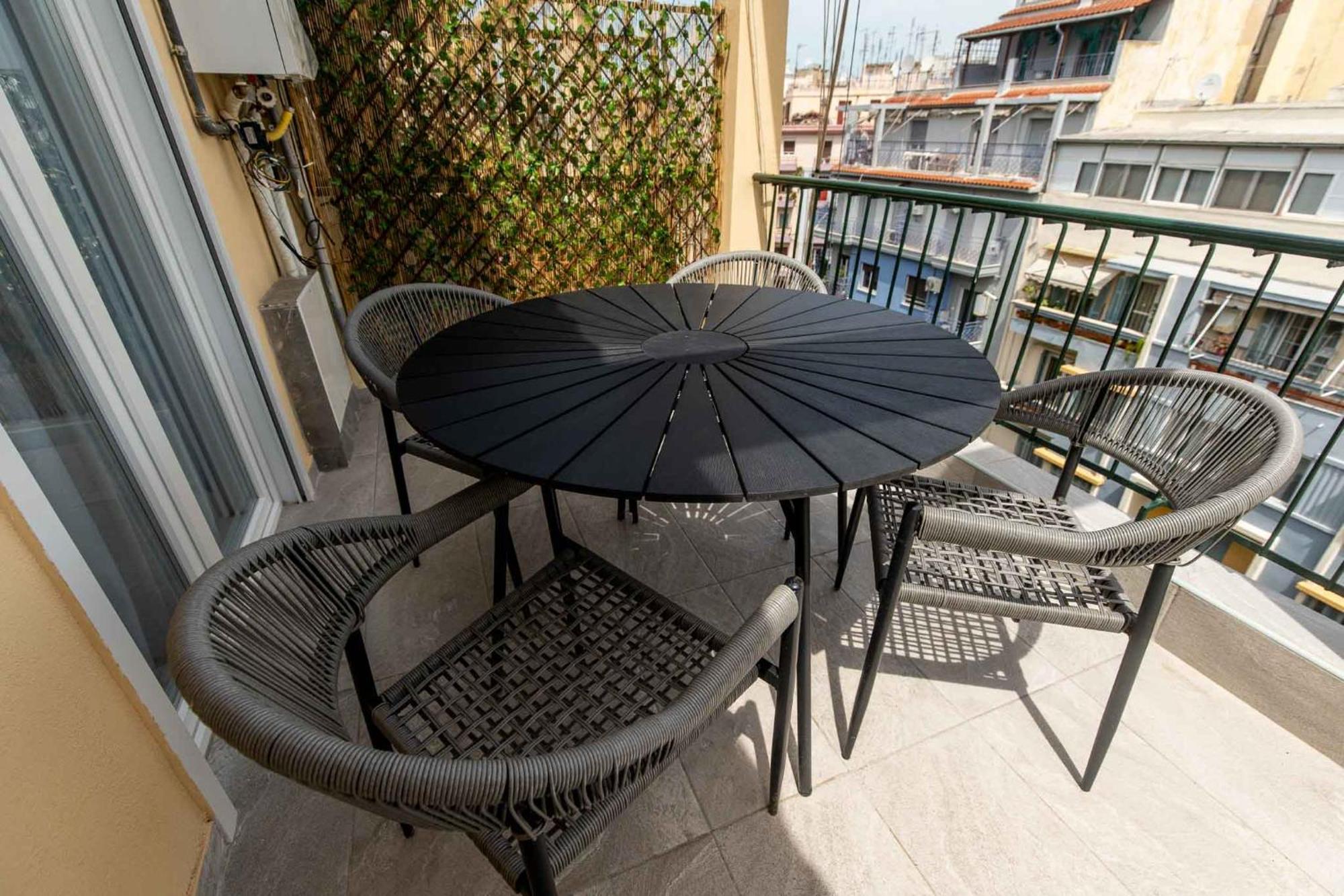 Urban Jungle Apartment เทสซาโลนิกิ ภายนอก รูปภาพ